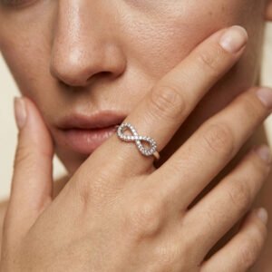 טבעת אין סוף משובץ