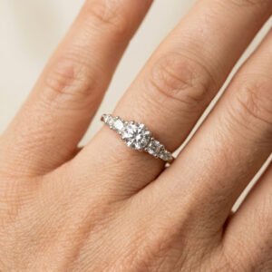 טבעת משובצת