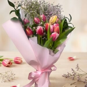 זר "נגיעת אביב" – קסם של טוליפים וגבסנית